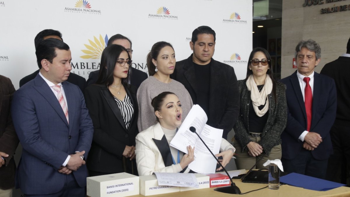 Correístas. La asambleísta Mónica Palacios presentó en rueda de prensa la prueba que trajo de Panamá y que pudo haber encontrado en Internet.