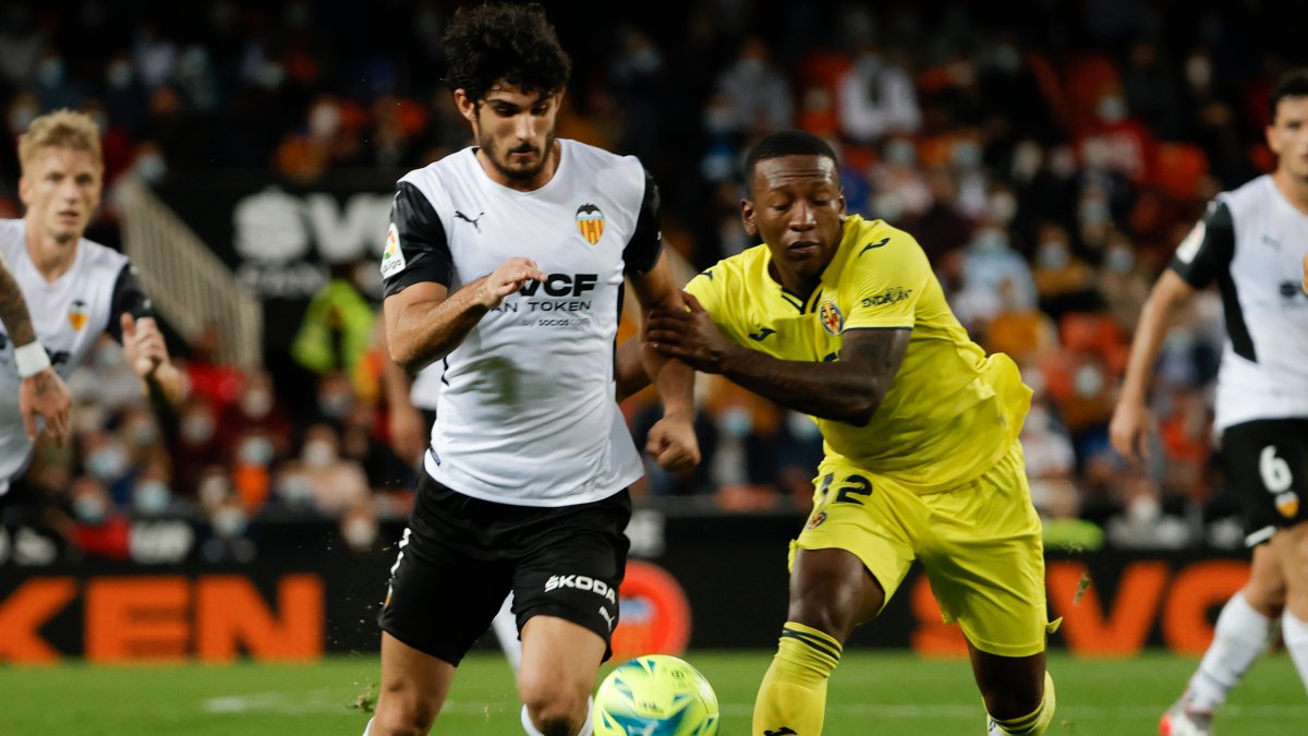 VALENCIA, 30/10/2021.- El delantero portugués del Valencia Gonçalo Guedes (i) lucha con el ecuatoriano Pervis Estupiñán, del Villarreal, durante el partido de la jornada 12 de LaLiga que se disputa hoy sábado en el estadio de Mestalla, en Valencia. EFE/Juan Carlos Cárdenas