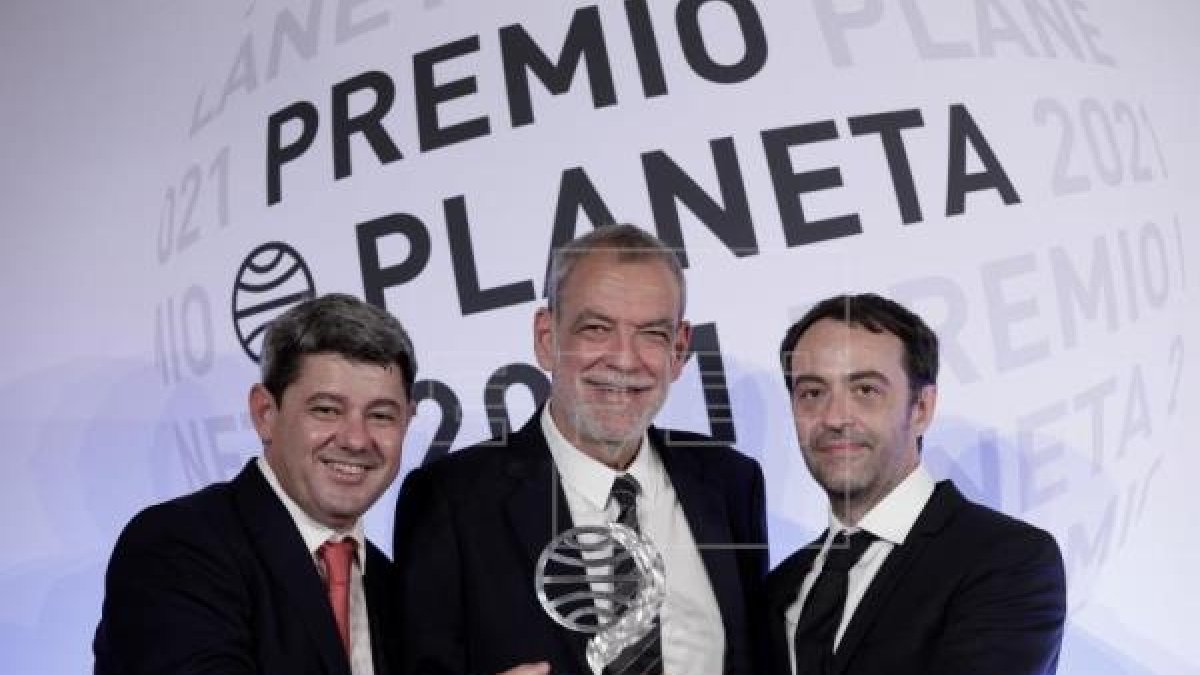 Los autores que firman con el seudónimo de Carmen Mola, el día de la premiación.