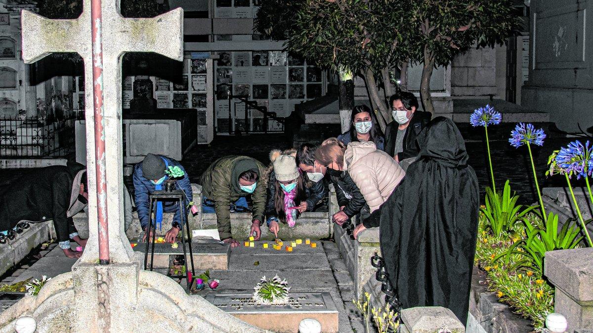 Quito. Personas participan de uno de los recorridos por dos cementerios.