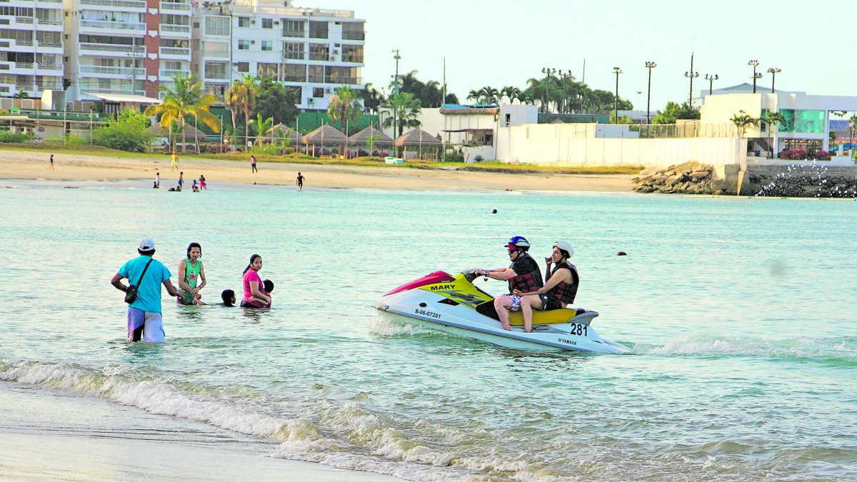 Salinas. Turistas disfrutan de actividades como la moto acuática y del mar.