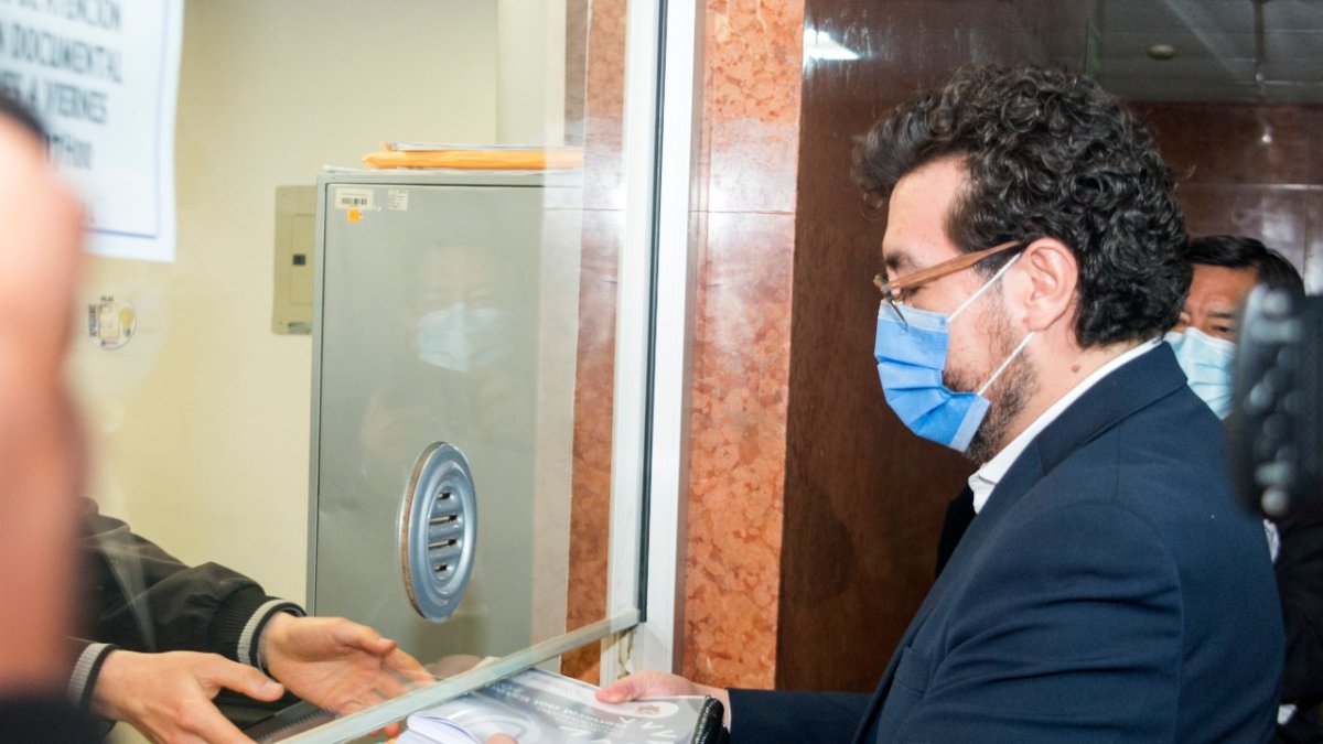 Javier Acuña, asesor del ministro de Economía y Finanzas, entregó la proforma 2022 a la Asamblea este 30 de octubre de 2021.