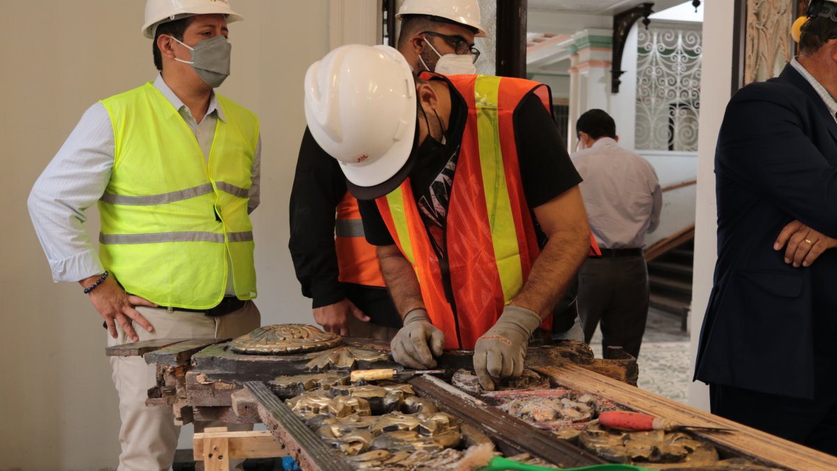 Se restauran los pasamanos de las escaleras doradas de la Casona Universitaria.