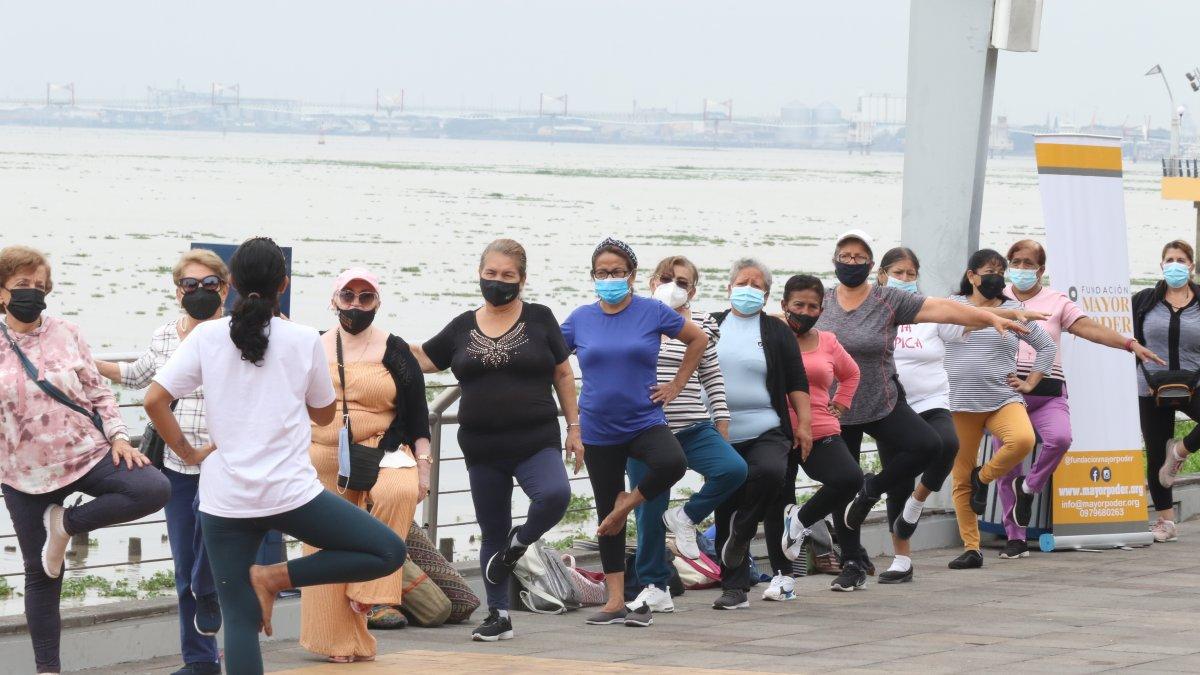 Los adultos mayores se ejercitaron al pie del río Guayas.
