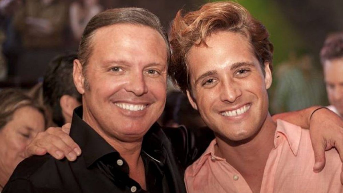 El propio Luis Miguel ha supervisado todos los aspectos de la producción desde el inicio. Aquí junto a Diego Boneta en el rodaje de la primera temporada.