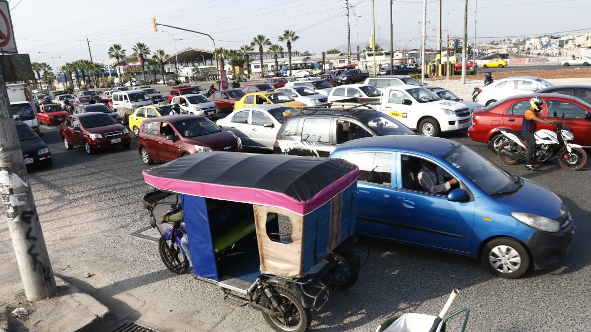 Hora pico. Una tricimoto se desplaza en contravía en este tramo, donde además los vehículos no guardan la debida distancia ni entre ellos.