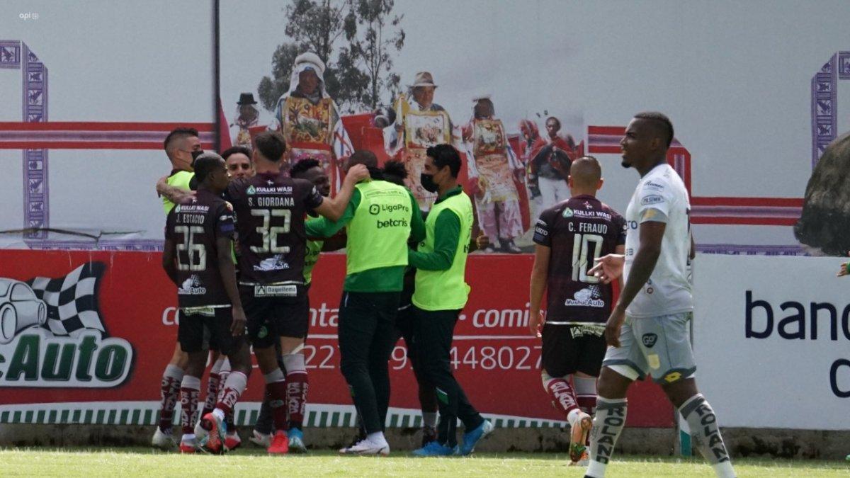 Los jugadores de Mushuc Runa celebran tras el único gol del partido, anotado por Bagner Delgado.