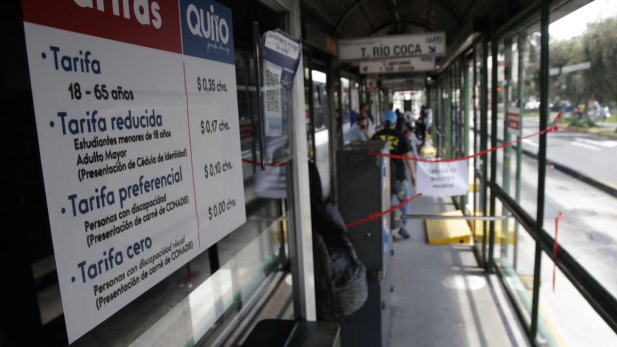 Movilidad. Con carteles se anuncia la nueva tarifa del transporte para los capitalinos.