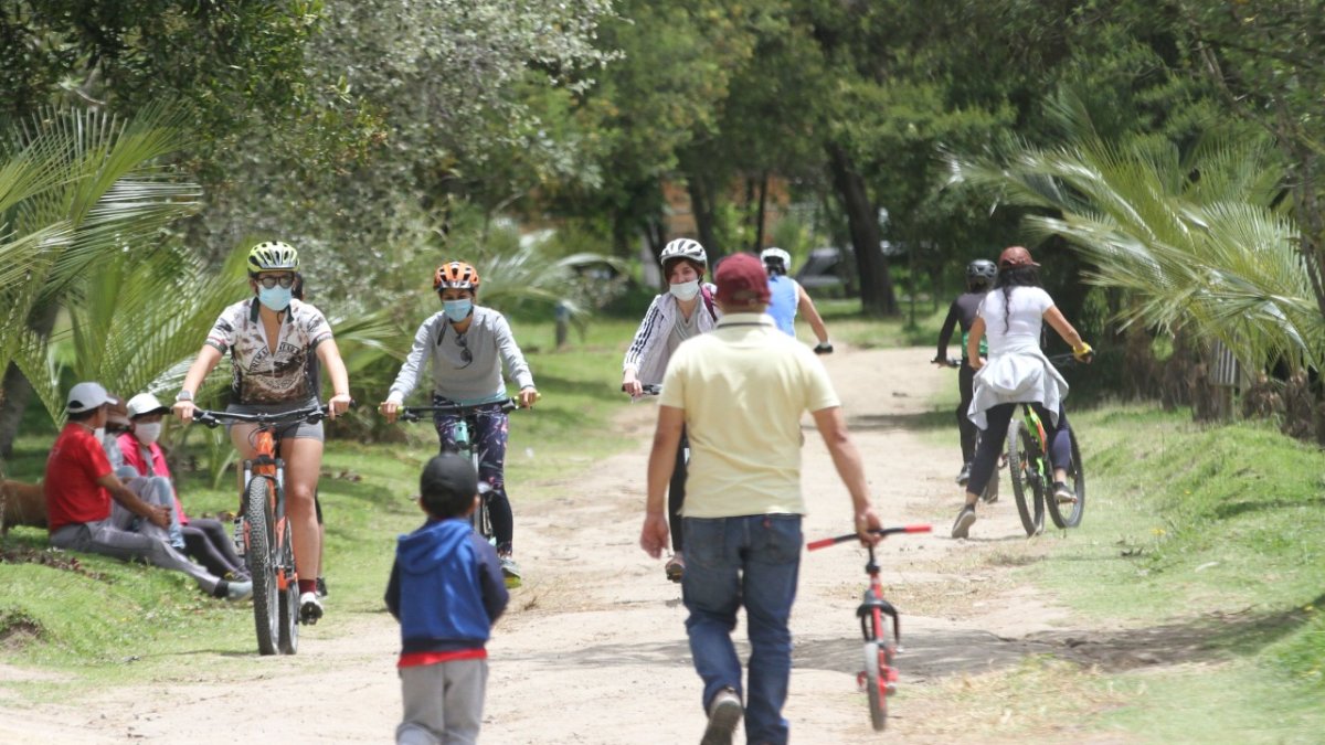 Familias. Salir a pasear es la opción ecónómica para pasar el día.