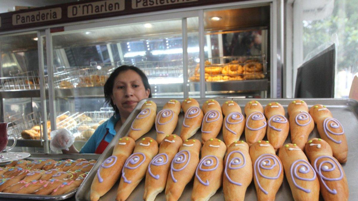 Tradición. Figuras de muñecos con vistosos colores acompañan la  tradicional colada morada en noviembre.