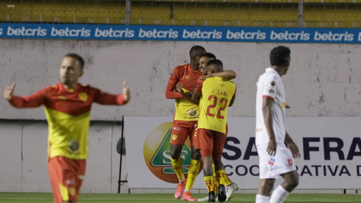 Los jugadores de Aucas festejan el único gol del partido, anotado al minuto 20 por Víctor Figueroa.