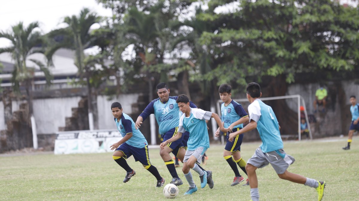 El delantero Javier Domínguez (c), quien forma parte de la Liga Cantonal de Naranjal, impone su clase en dos categorías: la sub-14 y la sub-16.
