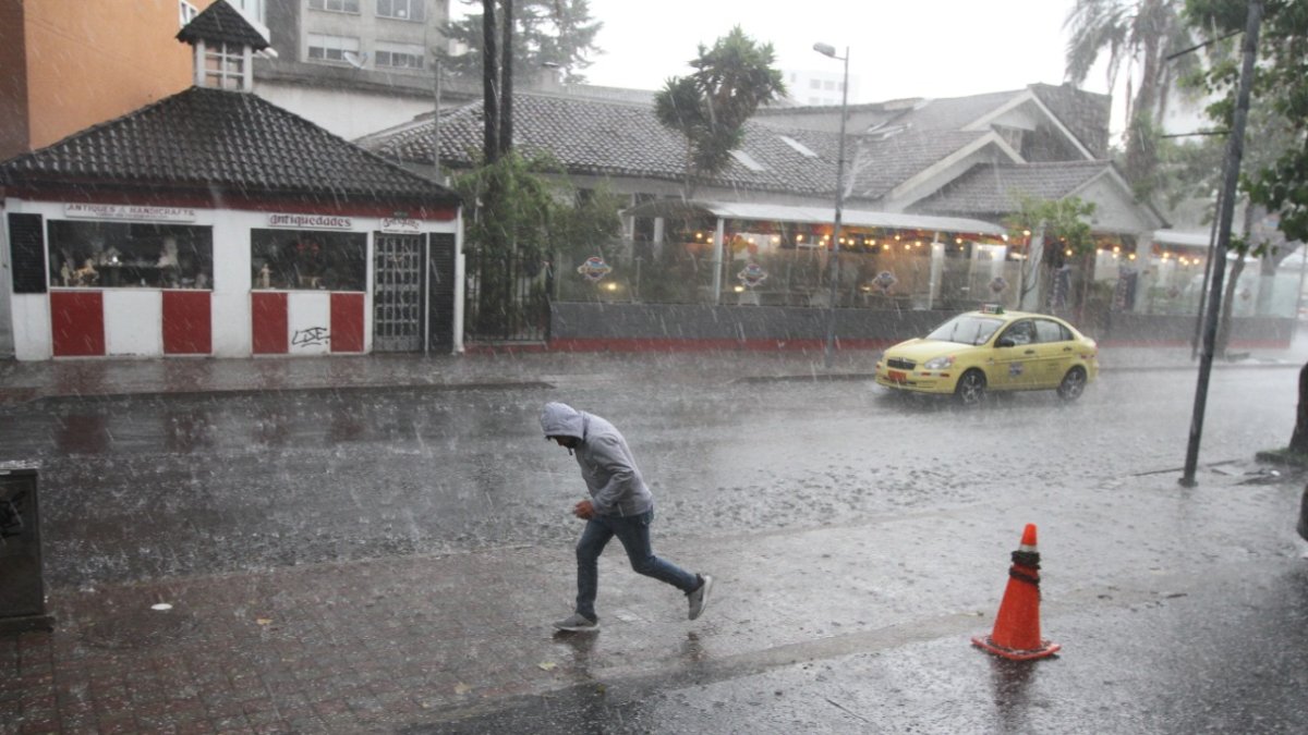 Imprevisto. A varios ciudadanos las sorpresivas lluvias no les han dado oportunidad siquiera de buscar refugio.