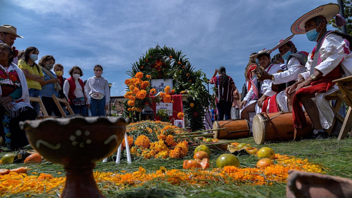 América recuerda a 2,3 millones de víctimas de covid en el Día de los Muertos