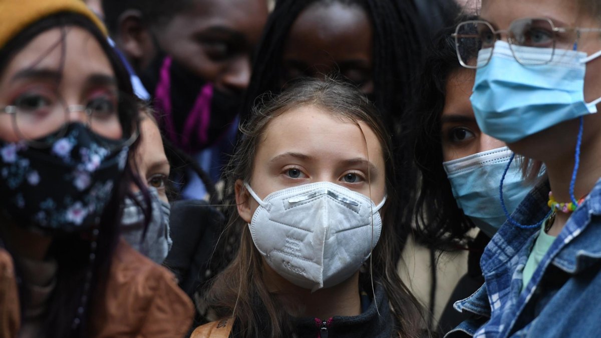 La activista ambiental sueca Greta Thunberg (C) asiste a una manifestación en la City de Londres, Gran Bretaña, el pasado 29 de octubre