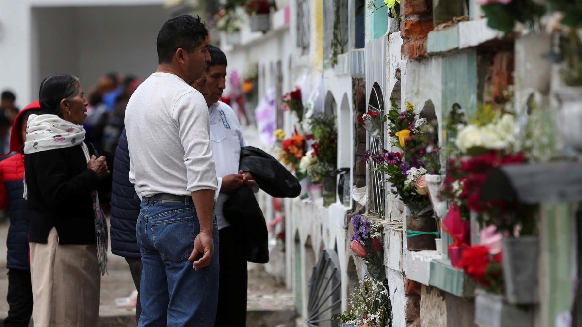 Imagen de archivo de personas que visitan las tumbas de sus seres queridos, donde tienen como costumbre comer como parte de la celebración del Día de Muertos, en la provincia de Chimborazo (Ecuador).
