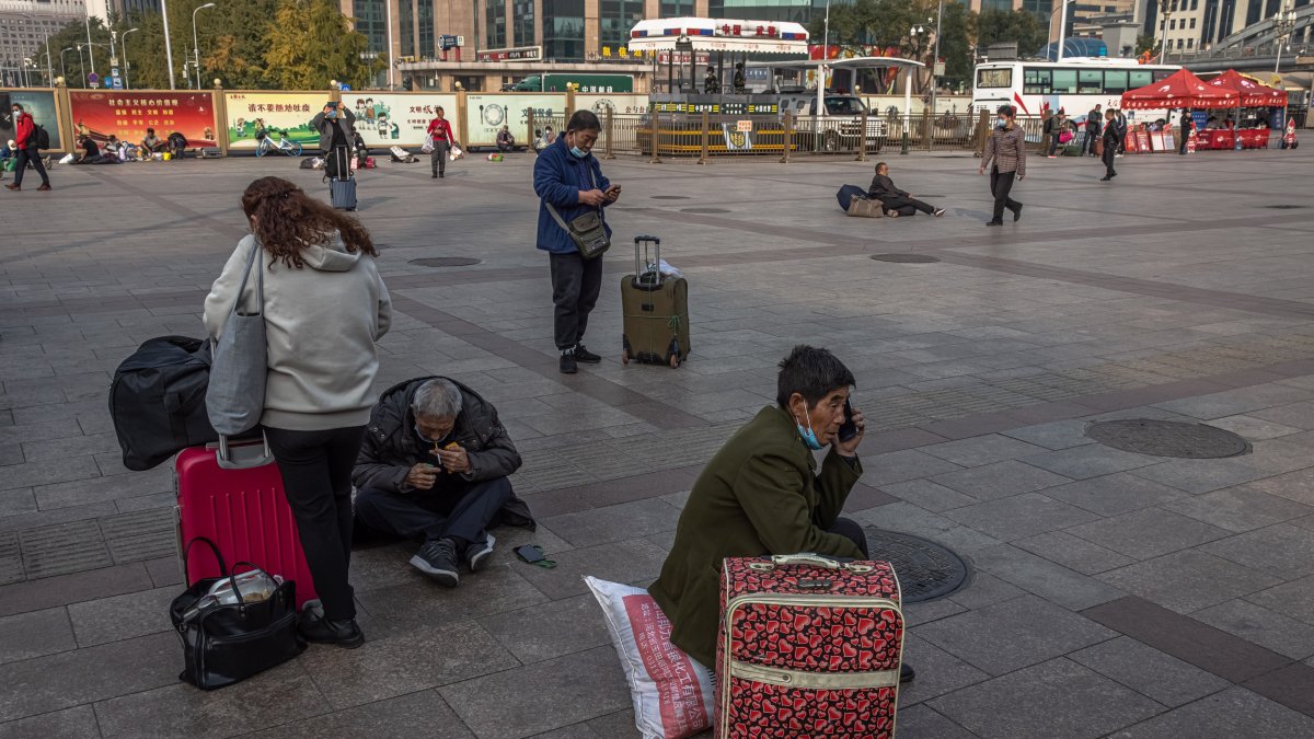 Viajeros chinos en la entrada de la estación central de Pekín. ROMAN PILIPEY /