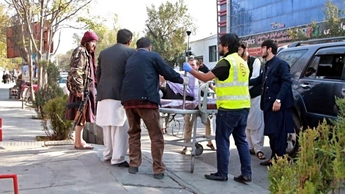 Los paramédicos ingresan a un herido a una de las casas de salud, tras el ataque terrorista de ayer. STRINGER / 