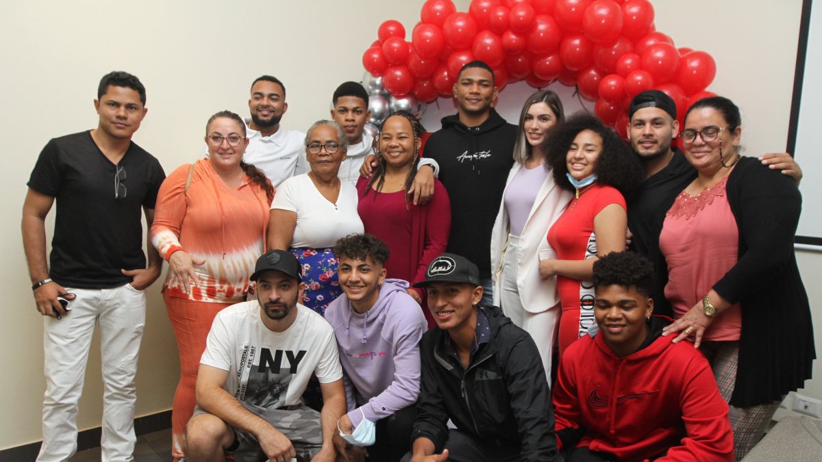 Equipo. Michael (arriba en el centro) acompañado de sus familiares y amigos.