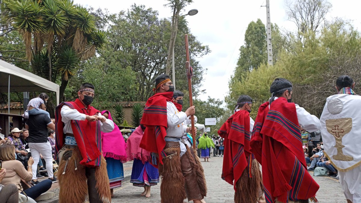 Festejos. Con el homenaje a la Madre Tierra, se iniciaron los actos programados por la Independencia de Cuenca. Hubo danzas y rituales indígenas.