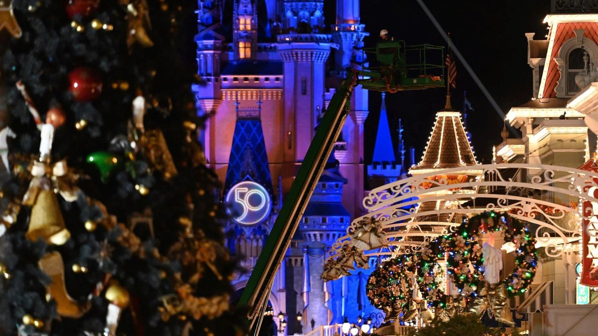 Fotografía cedida hoy por Disney que muestra una grúa mientras instala en la madrugada de este lunes la decoración de Navidad en el parque temático Magic Kingdom en Lake Buena Vista, Florida (EE.UU).