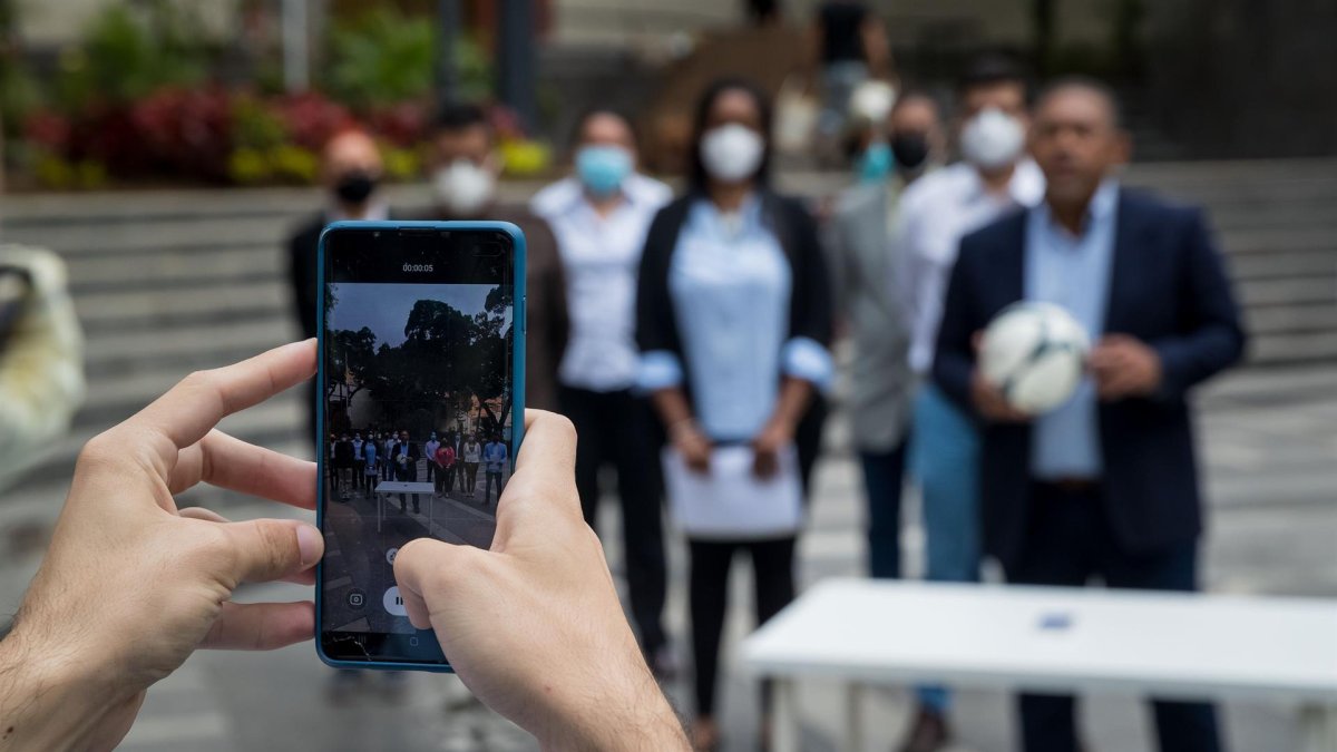 Fotografía de miembros del equipo de prensa de candidatos a concejales de la coalición opositora UNIDAD, el 28 de octubre de 2021 en Caracas (Venezuela).