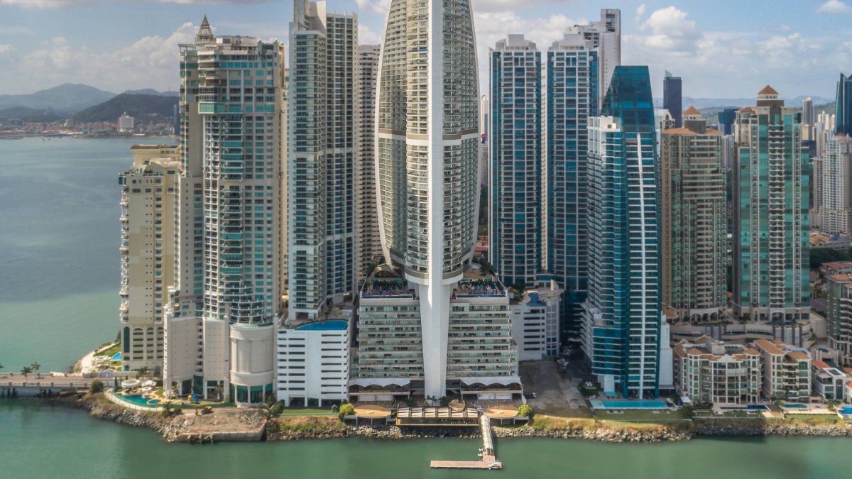 Vista panorámica de la capital panameña con sus imponentes rascacielos que simbolizan su modernidad y pujanza 