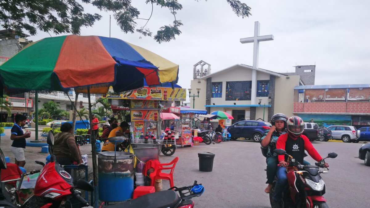 Ocupación. Cinco cuadras de la Plaza Cívica están tomadas por comerciantes, obstaculizando el tránsito de peatones y conductores.