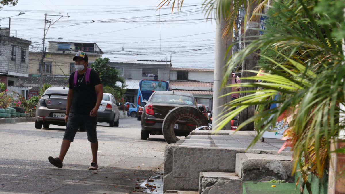 Sur. El tramo de la Mercedes Arzube donde la acera está muy alta dificulta el tránsito peatonal, especialmente de adultos mayores.