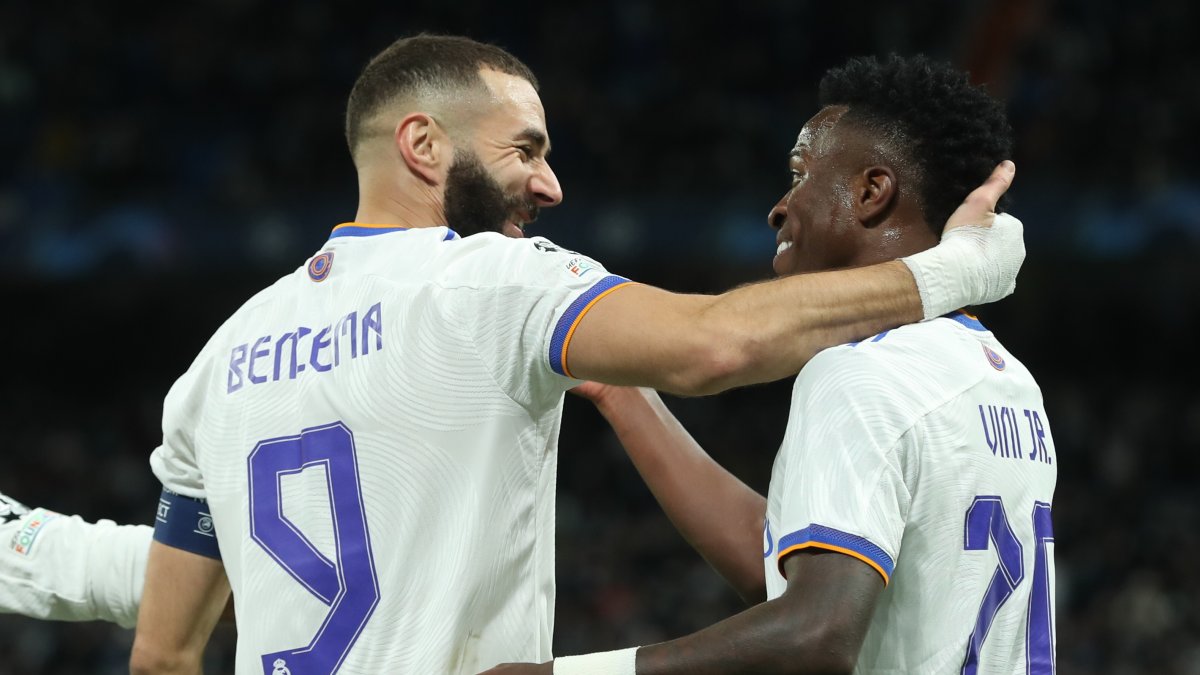 El delantero francés del Real Madrid Karim Benzema (i) celebra con su compañero Vinicius Junior su segundo gol durante el partido entre el Real Madrid y el Shakhtar Donetsk, de la cuarta jornada de la fase de grupos de la Liga de Campeones, este miércoles en el estadio Santiago Bernabéu.