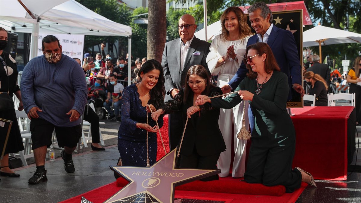 Henry Cárdenas, Jessica Maldonado, Lupita Sánchez Cornejo, Ana Gabriel y Nicole Mihalka, presentan a la nueva estrella de Gabriel en el Paseo de la Fama de Hollywood durante una ceremonia en su honor en Los Ángeles.