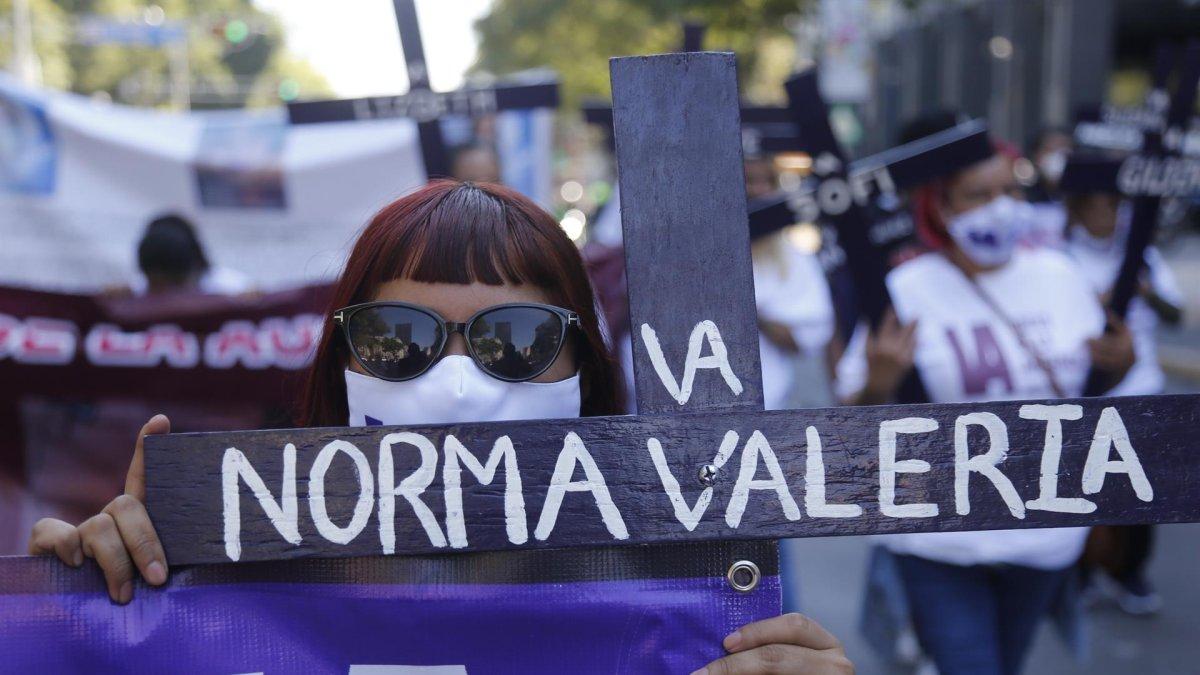 Durante la marcha, que siguió el recorrido sin mayores altercados, se vivieron momentos de emoción entre las madres de las víctimas.