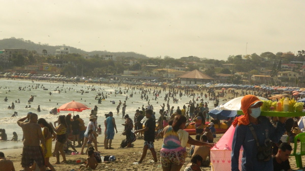 Playas. Los turistas eligieron un chapuzón. General Villamil lució completamente llena los días de asueto.