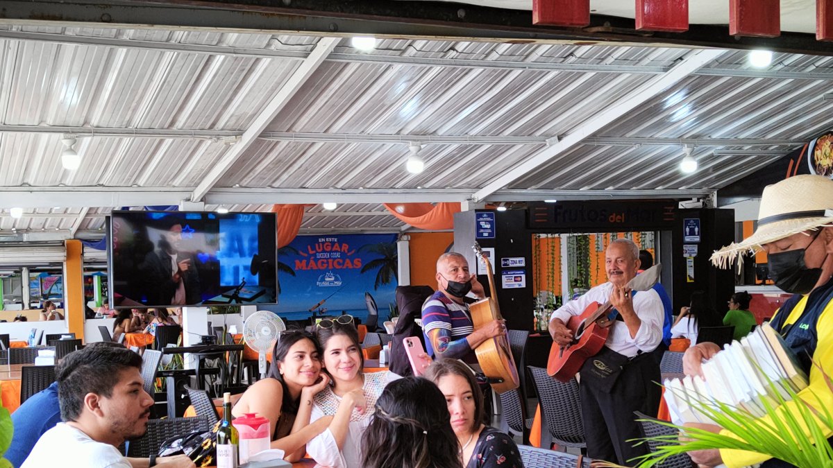 Viajeros.- Turistas disfrutan de la gastronomía de Manabí.