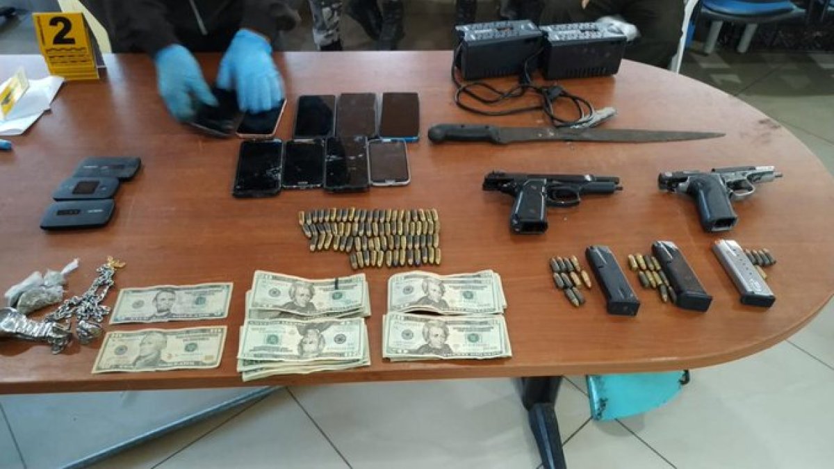 Parte del material decomisado en un operativo en la cárcel de Guayaquil.
