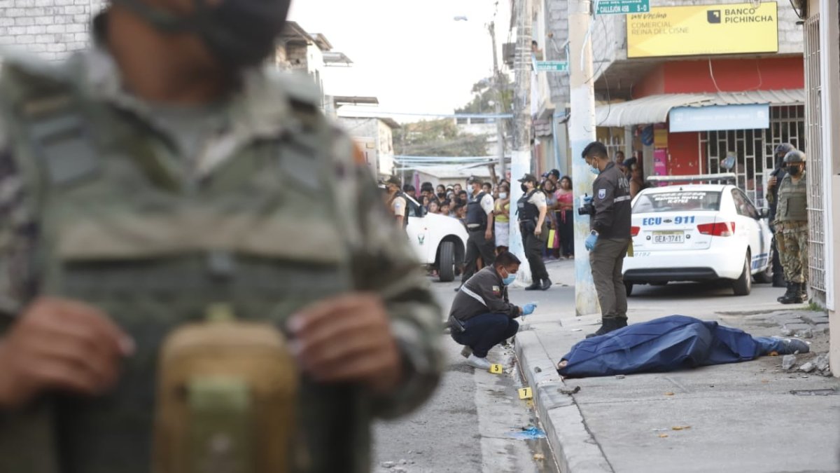La inseguridad tomó un repunte tras el asesinato de un menor y del velocista Álex Quiñónez. En la imagen, un caso de sicariato.