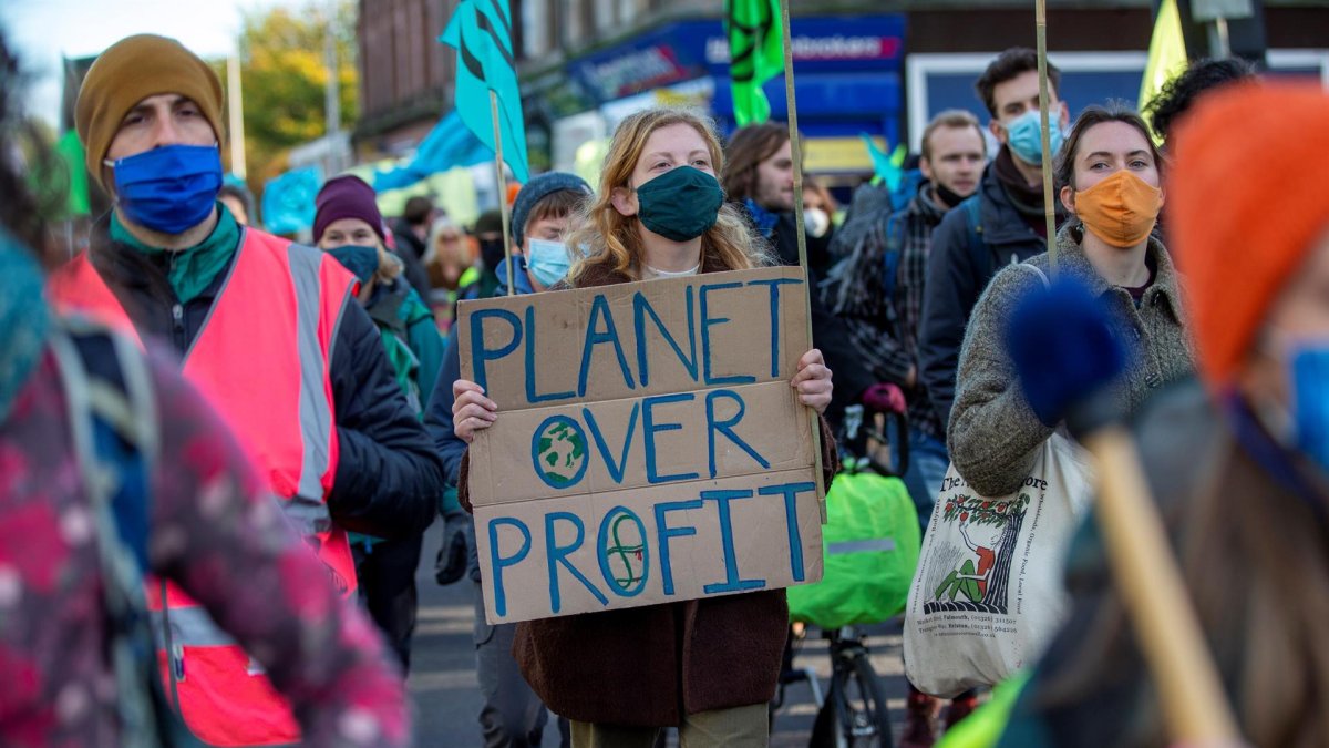 Los miembros de Extinction Rebellion marchan por la paz a través de Glasgow en una protesta, al margen de la Conferencia de las Naciones Unidas sobre el Cambio Climático.