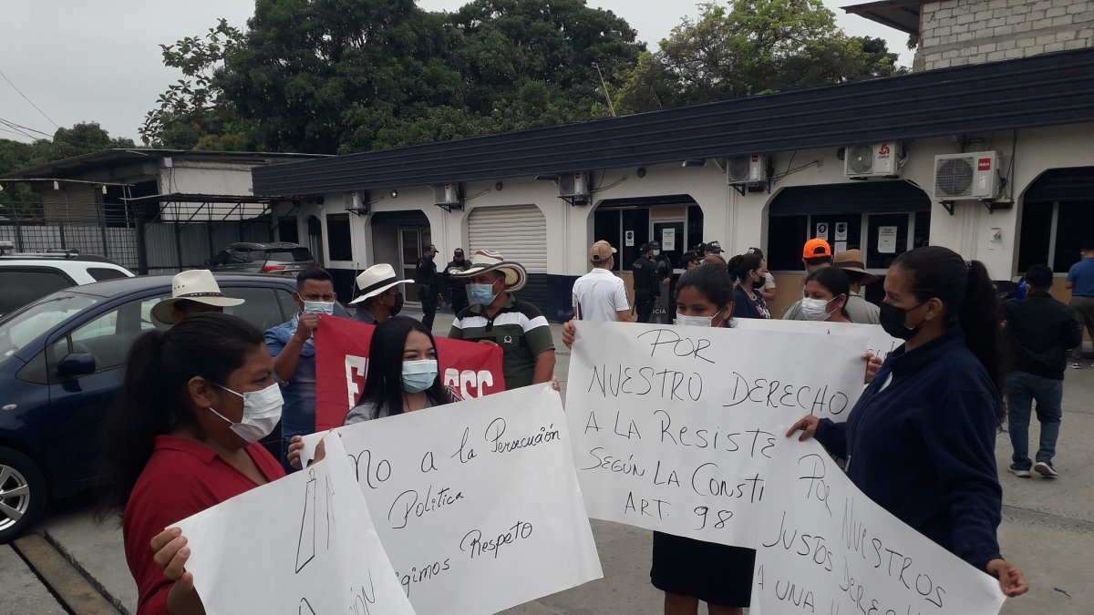 Con letreros llegaron hasta la instancia judicial, para pedir que se anulen los procesos.