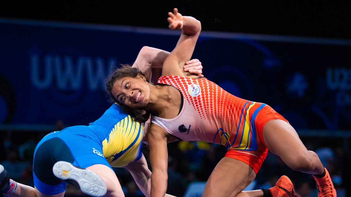 Yépez (de rojo) venció en semifinales a la ucraniana Mariia Vynnyk, por contundente 9-7.