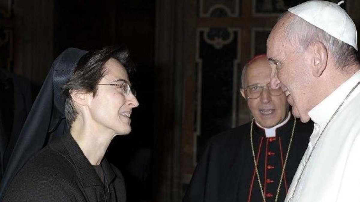 Petrini, que hasta ahora era oficial de la Congregación para la Evangelización de los Pueblos, nació en Roma el 15 de enero de 1969 y pertenece a la Congregación de las Hermanas Franciscanas de la Eucaristía.