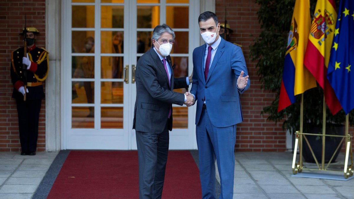 El presidente del Gobierno, Pedro Sánchez (d), recibe al presidente de Ecuador, Guillermo Lasso (i), este jueves en el Palacio de la Moncloa, en Madrid.