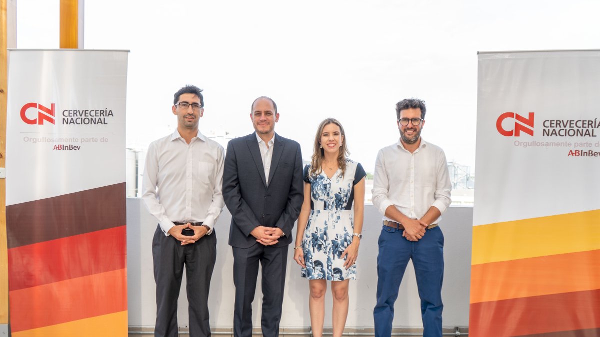 Santiago Benavides, Vicepresidente Financiero de Cervecería Nacional; Julio José Prado, Ministro de Producción, Comercio Exterior, Inversiones y Pesca; Lorena Konanz, Viceministra de Promoción de Exportaciones e Inversiones; Martín Espinosa, Vicepresidente Legal & Asuntos Corporativos de Cervecería Nacional.