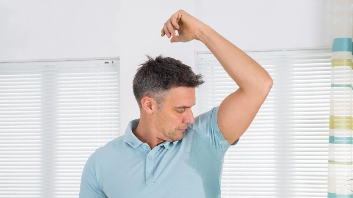 Sudar excesivamente puede causar problemas de comunicación en quien lo padece..