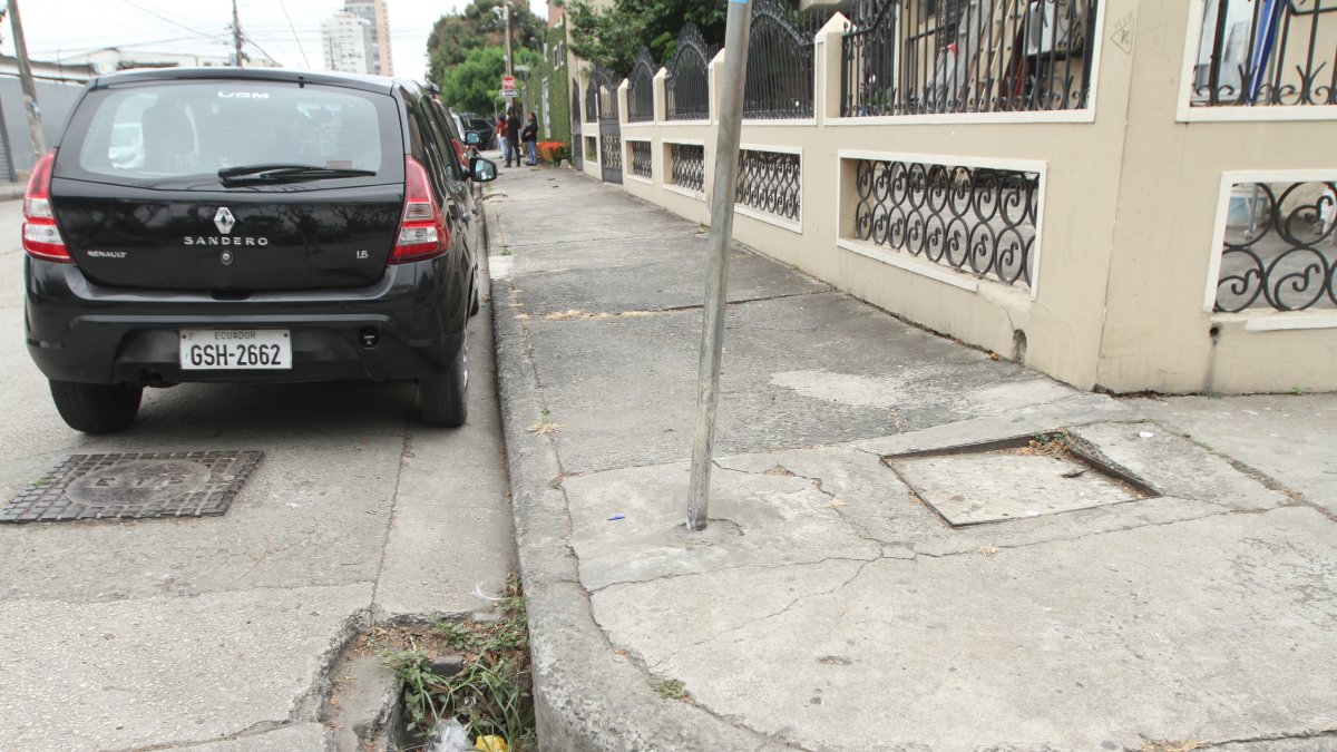 Panorama. En las calles Simón Rodríguez  y Bombona a la alcantarilla le hace falta la rejilla. 