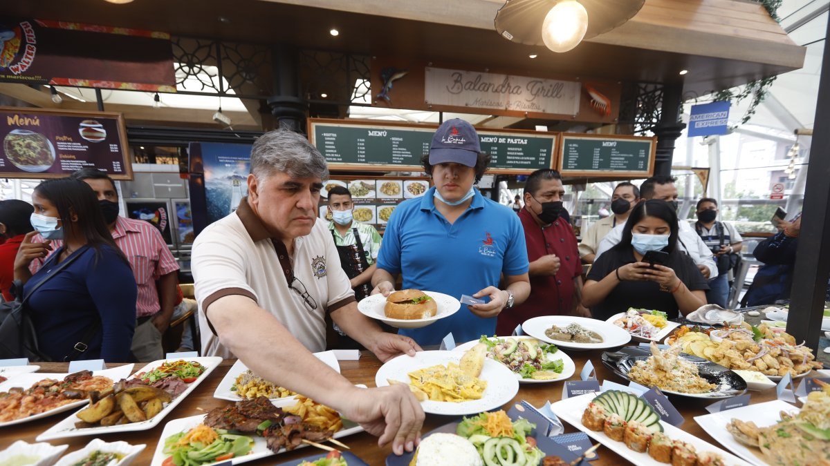 Gastronomía. Diferentes platillos se presentaron ayer en una de las naves de Mercado del Río.
