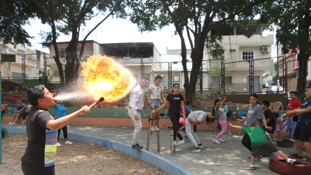Jean Fran Baldeón, de 12 años, muestra su habilidad en el lanzallamas, una tarea que es vigilada por los instructores para evitar algún accidente.