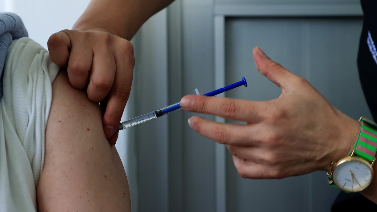 Vacunación. Según las autoridades de la Salud, la gente debe seguir protegiéndose para evitar otra tragedia en el nuevo año. / Carlos Ramírez