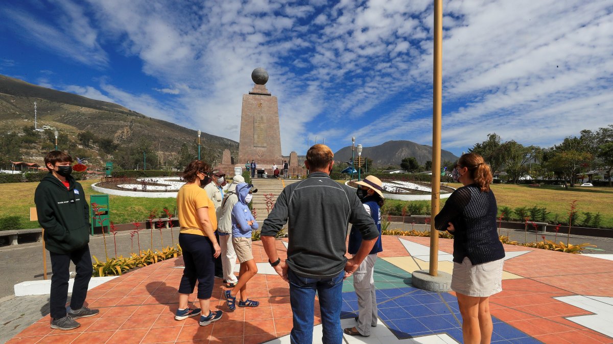 Turistas visitan la Ciudad Mitad del Mundo (Ecuador), en una fotografía de archivo.