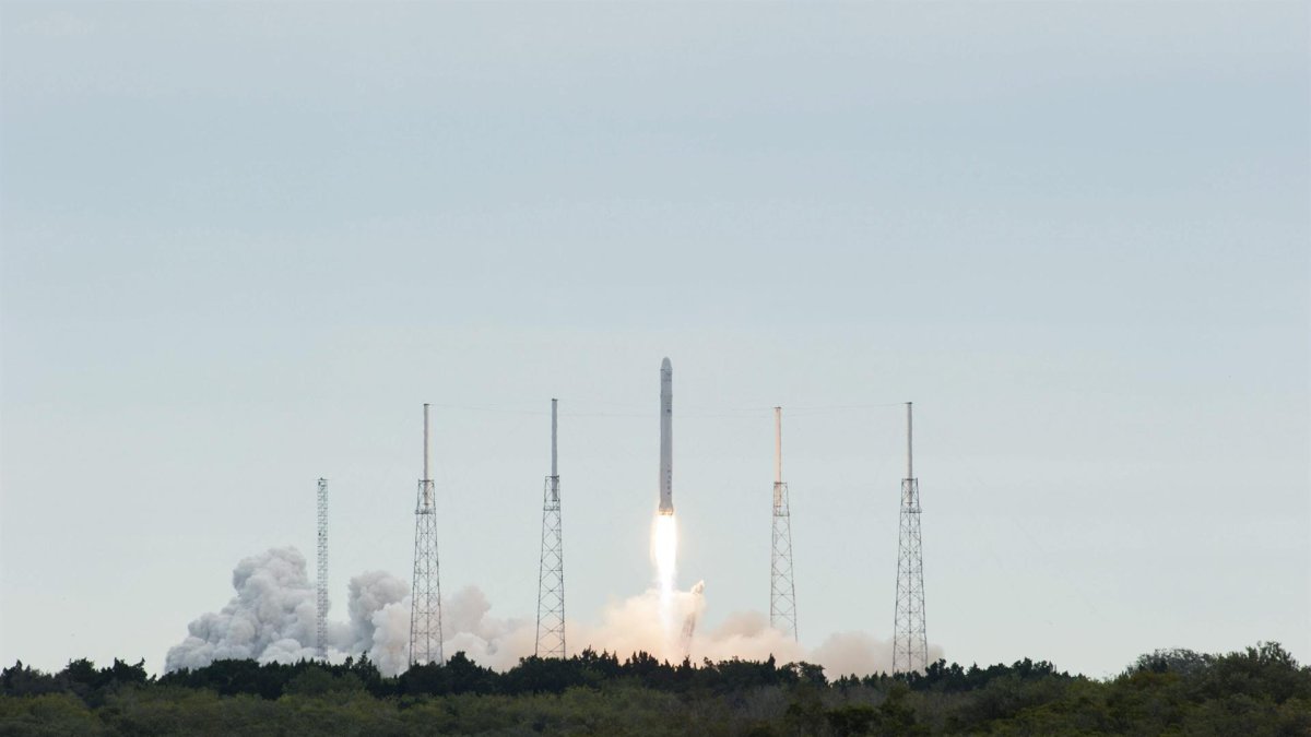 Fotografía de archivo de una imagen facilitada por la NASA que muestra el despegue del cohete Falcon 9, con la cápsula Dragon abordo en la estación de Cabo Cñaveral, Florida, Estados Unidos.