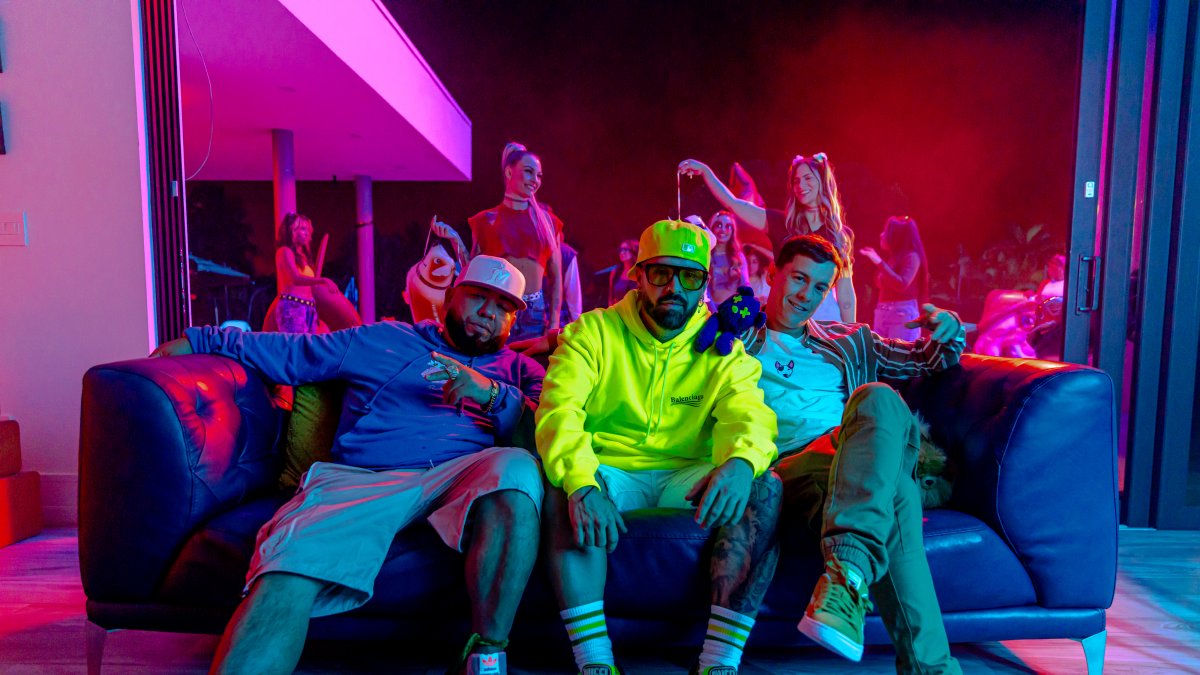 Ñejo, Mike Bahía y Guaynaa grabaron el videoclip en la ciudad de Miami bajo la dirección de 36 grados.